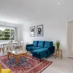 Stylish 2 Bed Apartment Metres From The Promenade