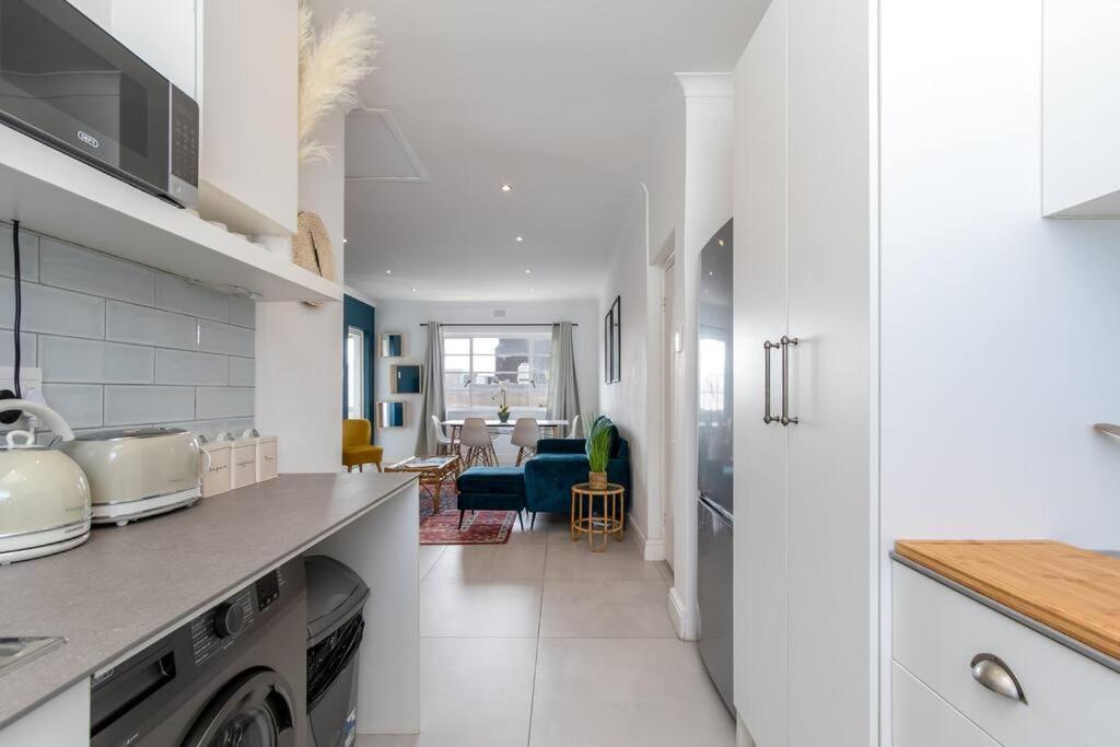 Stylish 2 Bed Metres From The Promenade