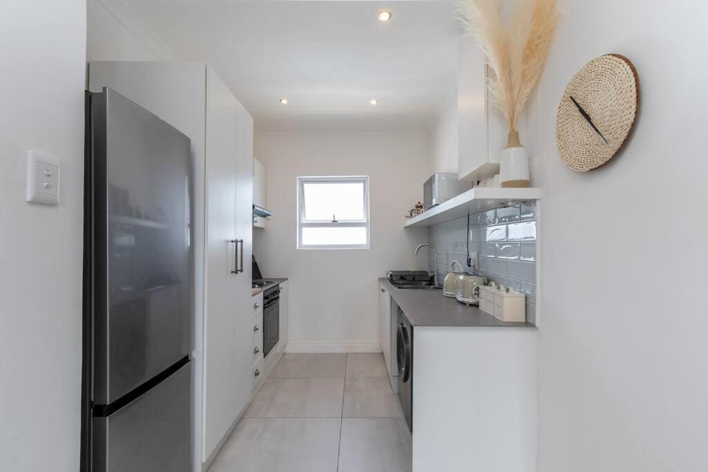 Stylish 2 Bed Metres From The Promenade Apartamento