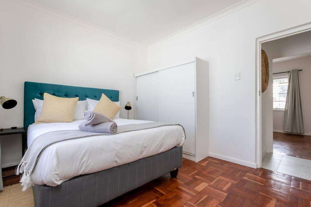 Stylish 2 Bed Metres From The Promenade *