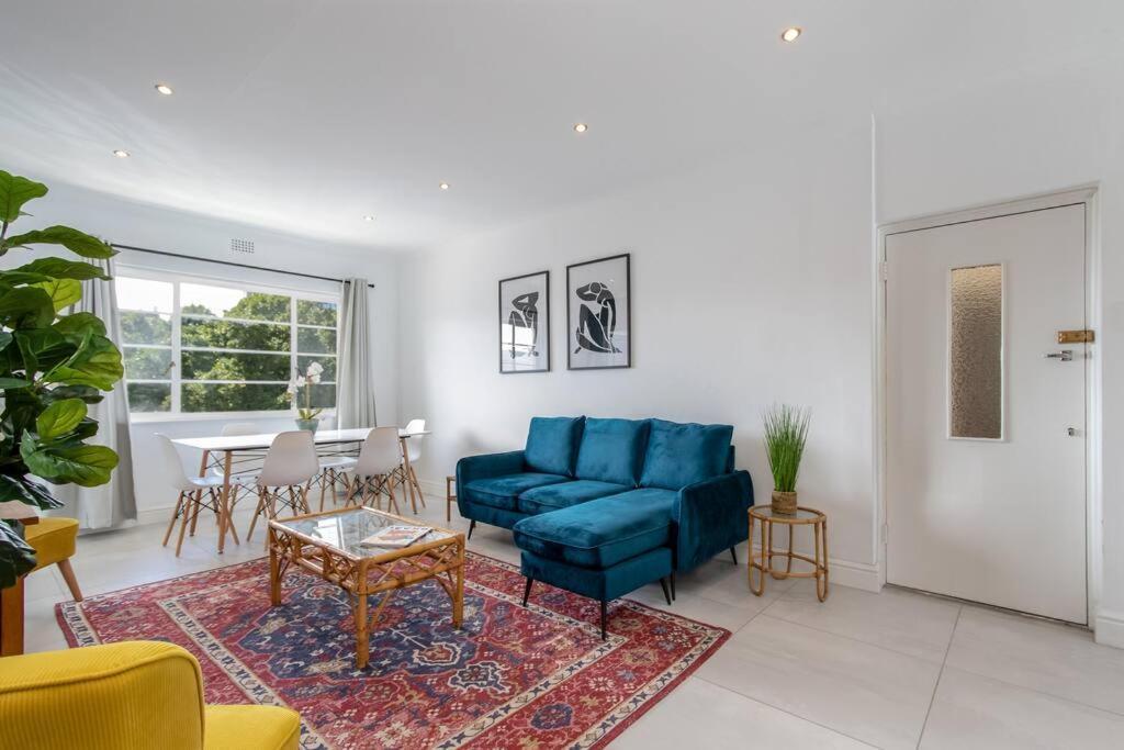 Stylish 2 Bed Metres From The Promenade